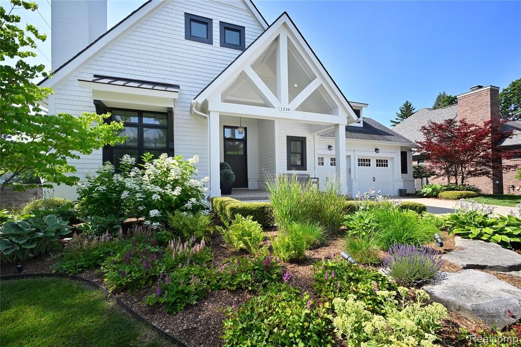 Property Photo: 1210 Manchester Road MI 48009