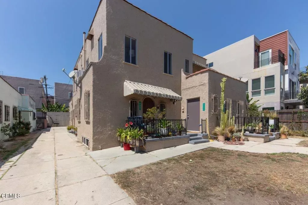 Property Photo:  833 N Ridgewood Place  CA 90038 
