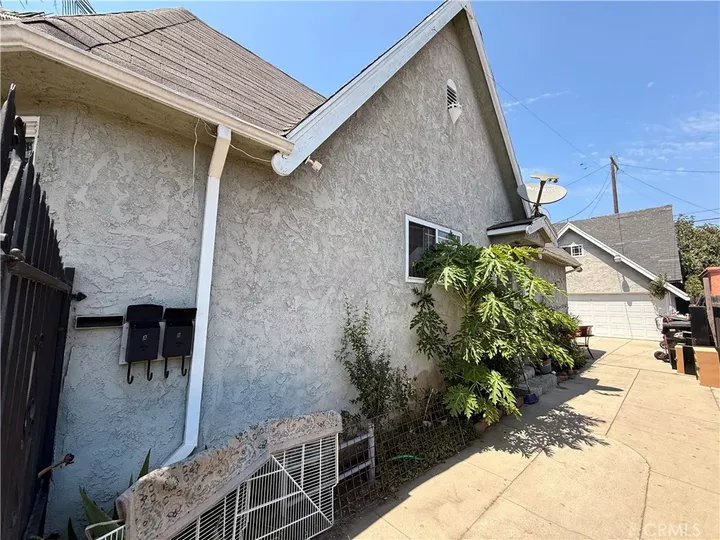 Property Photo:  2527 Flower Street  CA 90255 
