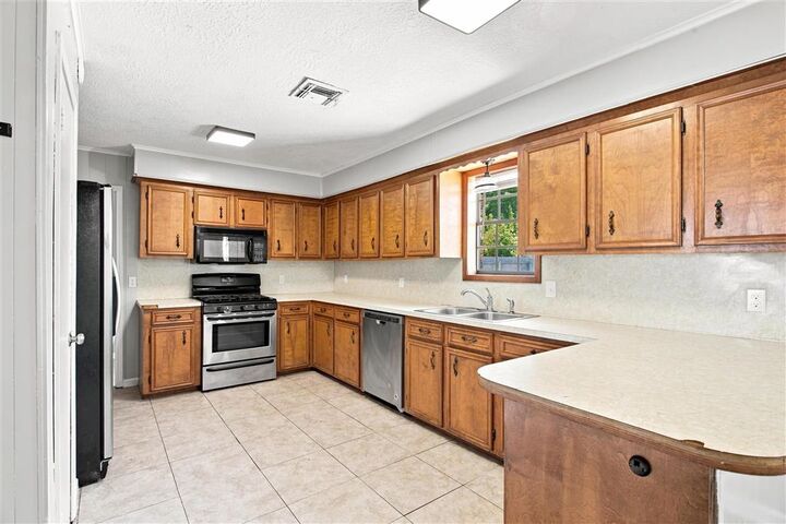 Property Photo: 402 Broussard Lane LA 70607