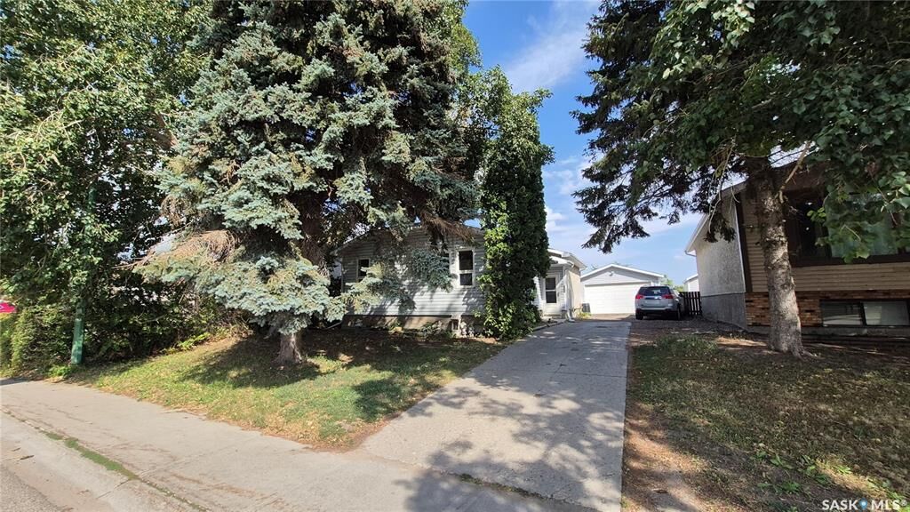 Property Photo: 1715 Fleet Street SK S4N 6B4
