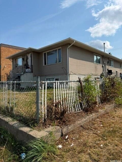 Property Photo:  1627 22nd Street W  SK S7R 0J9 