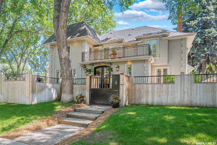 100 Poplar Crescent — photo 1
