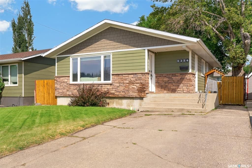Property Photo:  1214 Grandview Street W  SK S6H 5M2 