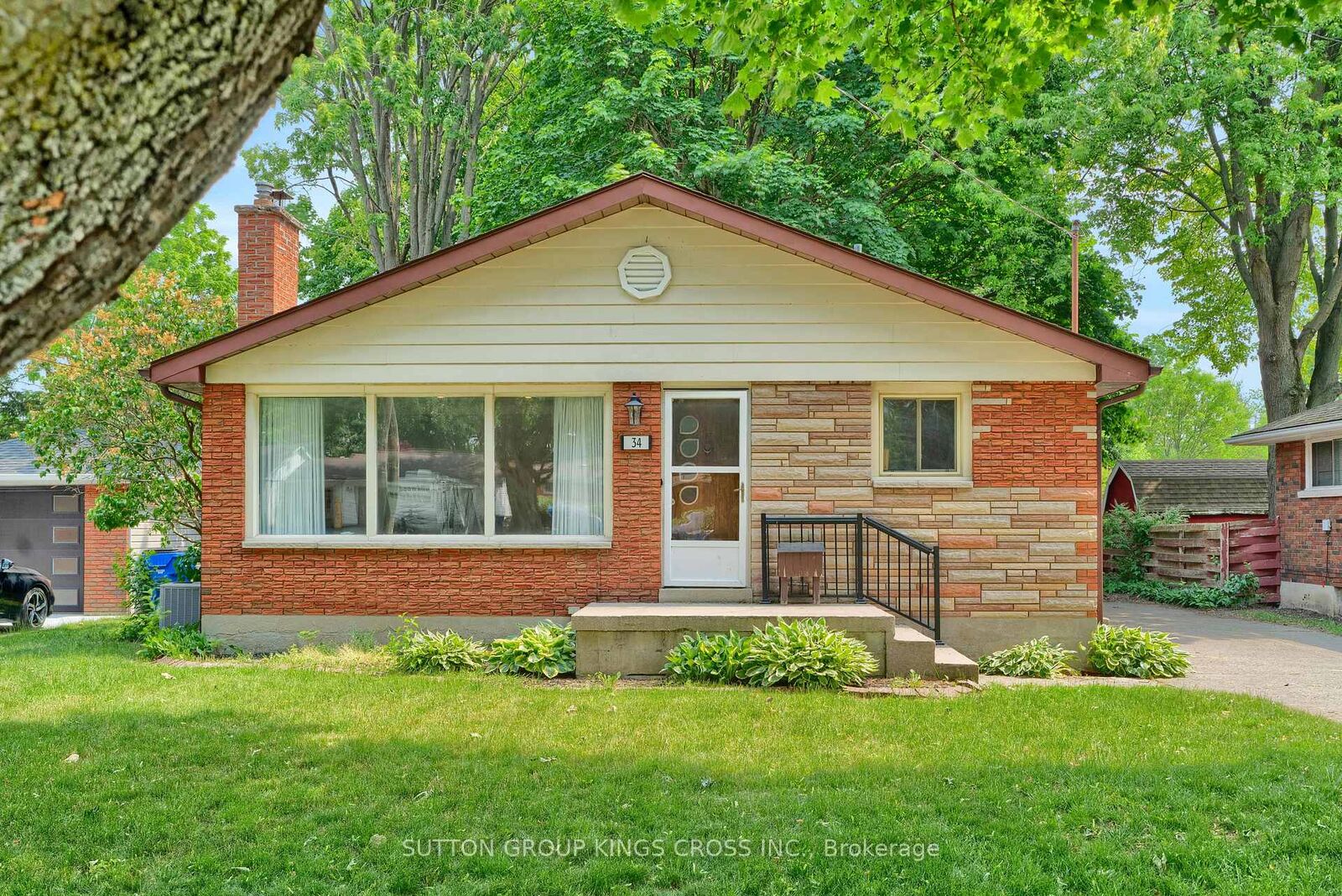 Property Photo: 34 Hillcrest Avenue ON N7M 4E7