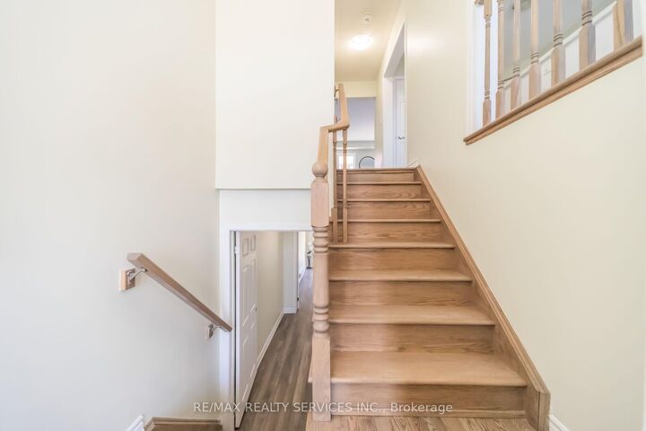 Property Photo: 39 Baycliffe Crescent Upper ON L7A 0S5
