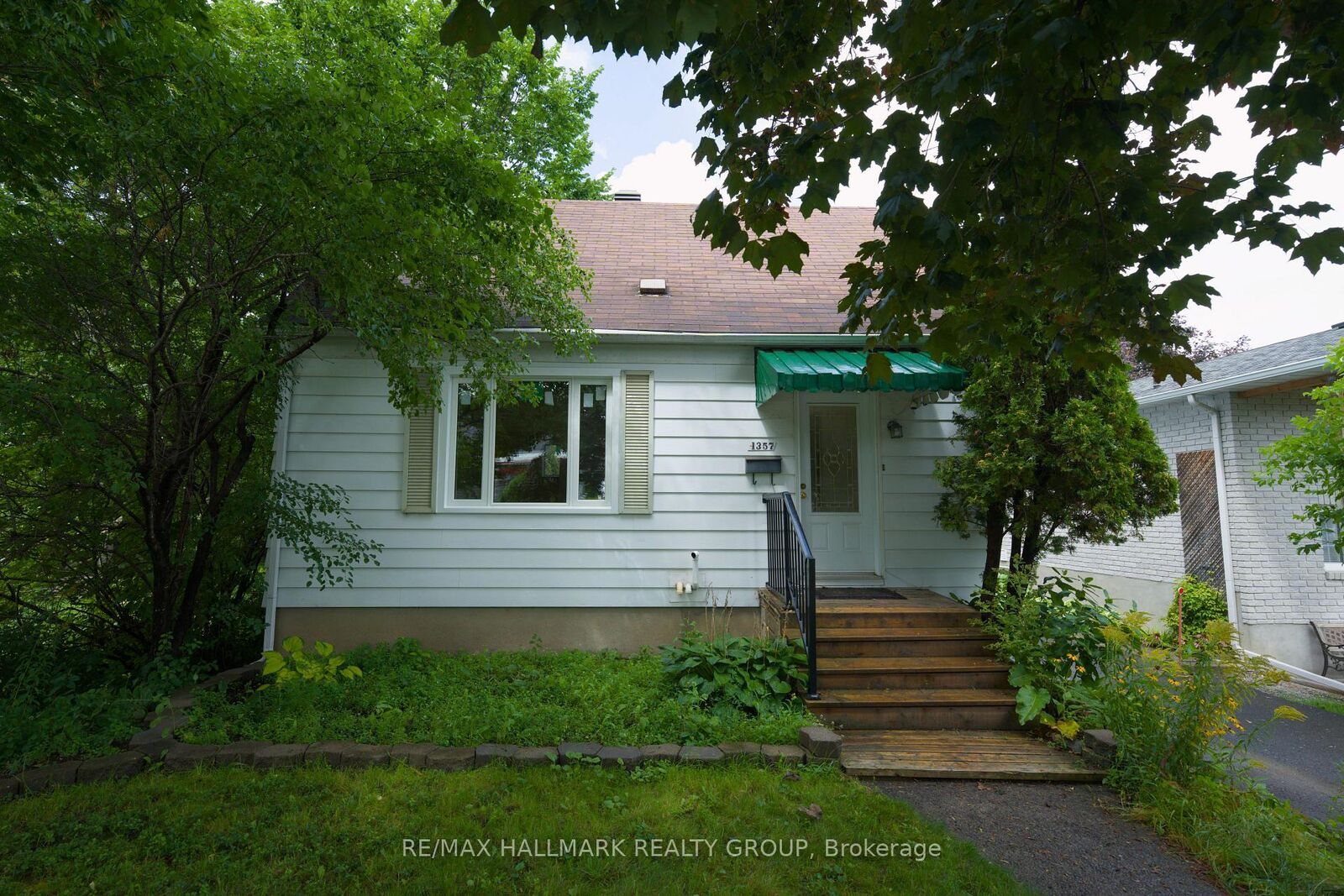 Property Photo:  1357 Raven Avenue  ON K1Z 7Y3 
