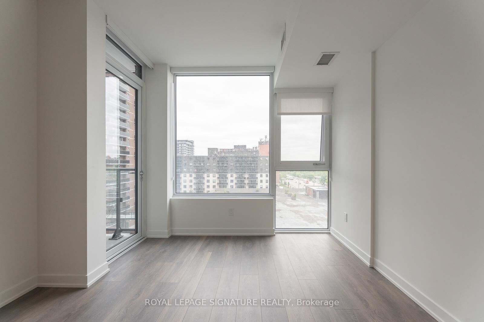 Property Photo: 28 Ann Street 518 ON L5G 3G1