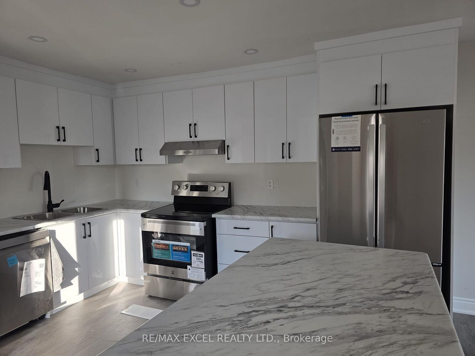 Property Photo:  420 Winfield Terrace Upper Floor  ON L5R 1P2 