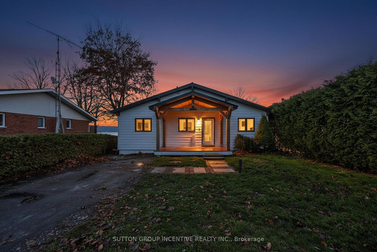 Property Photo: 211 Moon Point Drive ON L3V 6H1