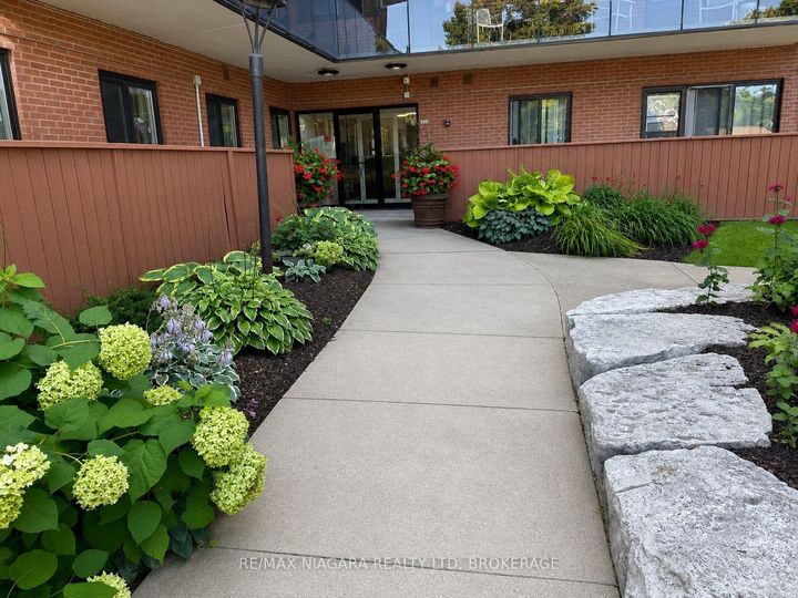 Property Photo:  550 King Street 201  ON L4R 3N1 