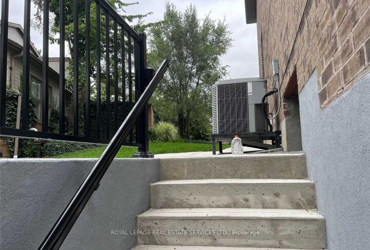 Property Photo:  45 Ontario Court S Lower  ON L5M 2K5 