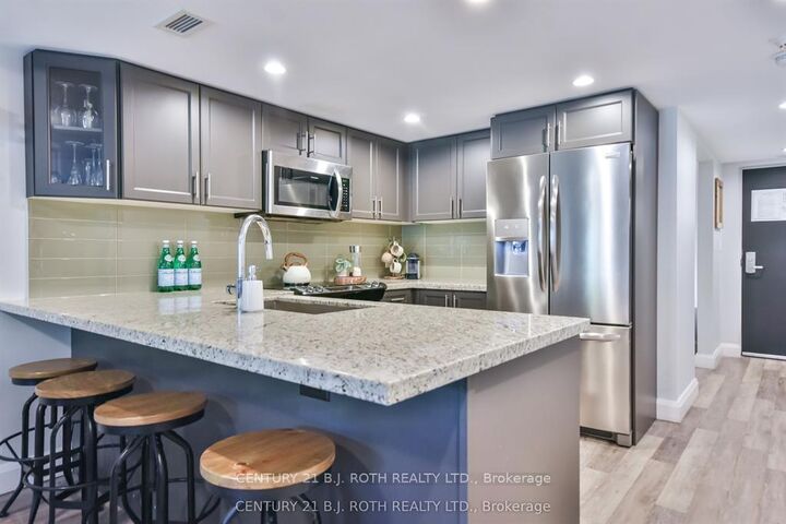 Property Photo:  80 Horseshoe Boulevard 406  ON L4M 4Y8 
