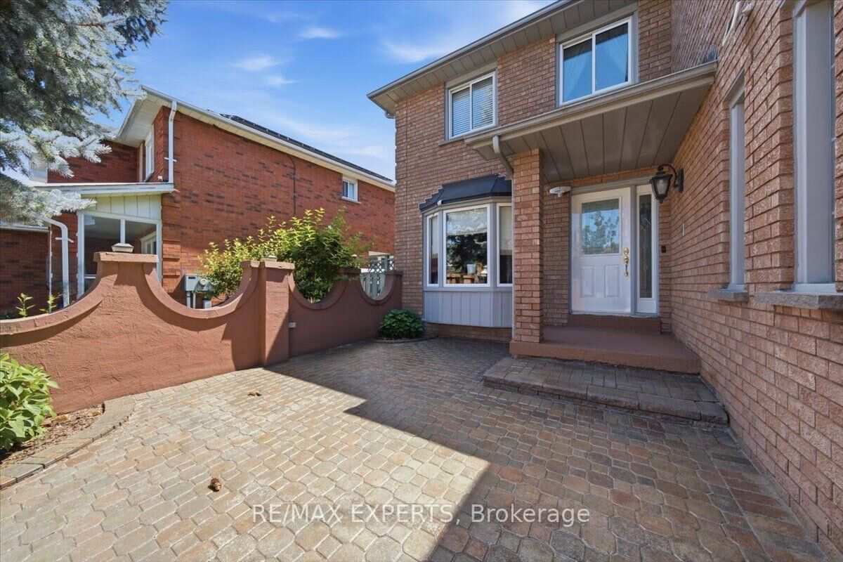 Property Photo: 5 Jordana Drive ON L3S 3C2