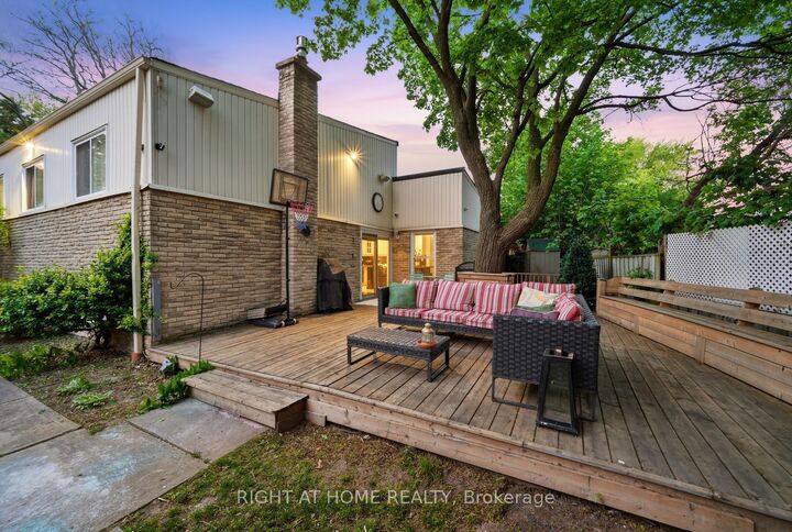Property Photo: 6415 Dunray Court ON L5N 1E7