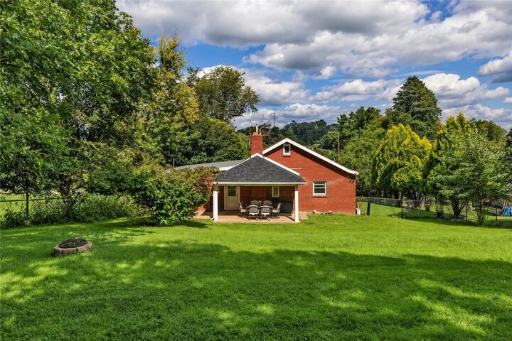 Property Photo: 28 Petermans Lane PA 15235