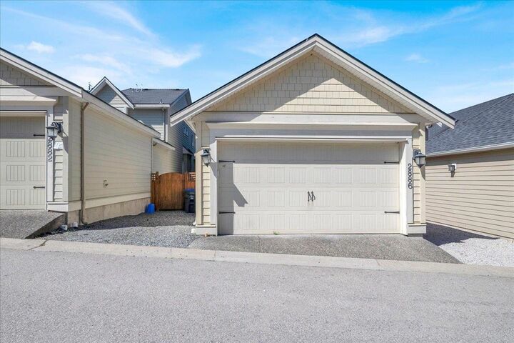 2886 160 Street — photo 1