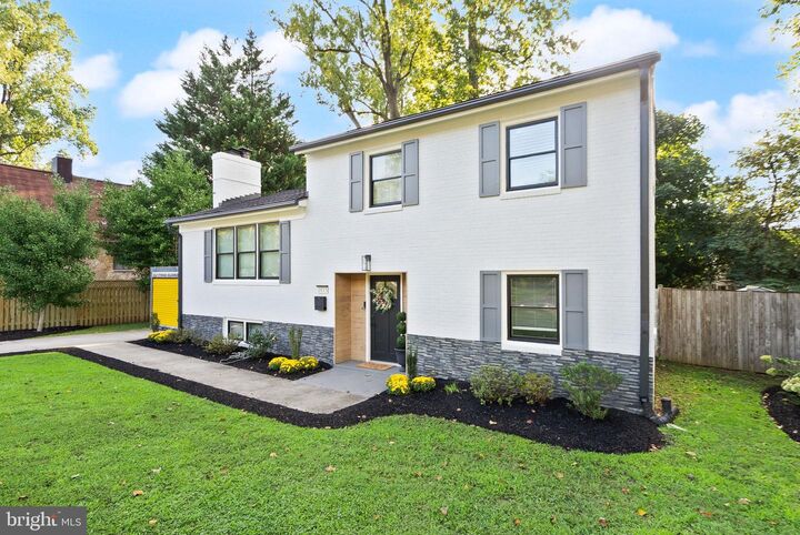 Property Photo:  2833 Woodlawn Avenue  VA 22042 