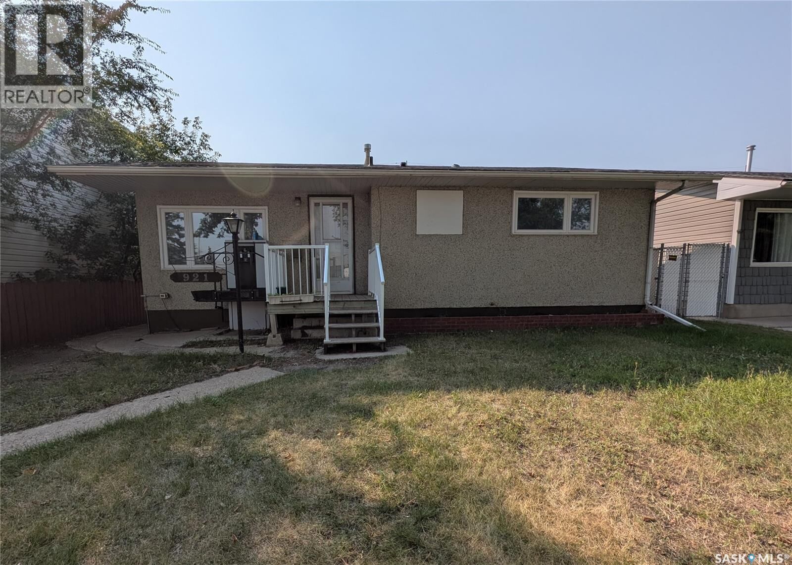Property Photo: 921 Weldon Avenue SK S7M 2V5