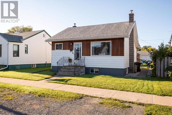 Property Photo:  218 Christina Street E  ON P7E 4N7 