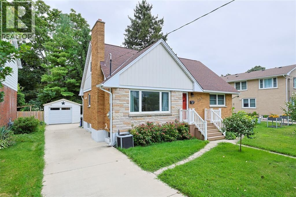 Property Photo:  237 Essex Street Lower  ON N7T 4S3 