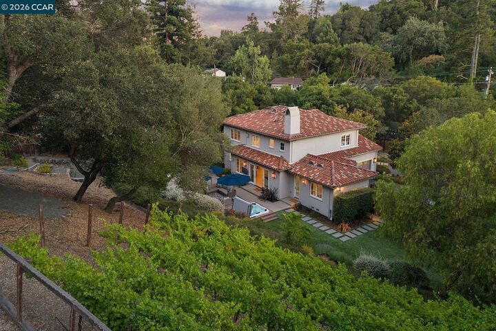 Property Photo:  31 Sandy Ct  CA 94563 