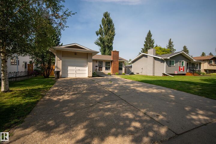 Property Photo:  152 Mission Avenue  AB T8N 2C7 