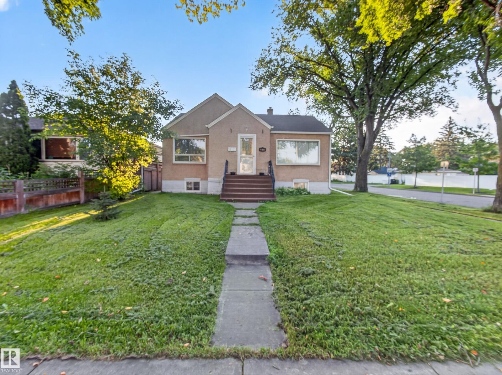 Property Photo:  12403 92 Street NW  AB T5G 1B8 
