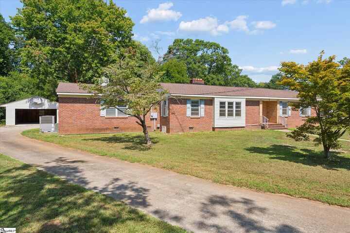 Property Photo:  7 Acorn Court  SC 29609 