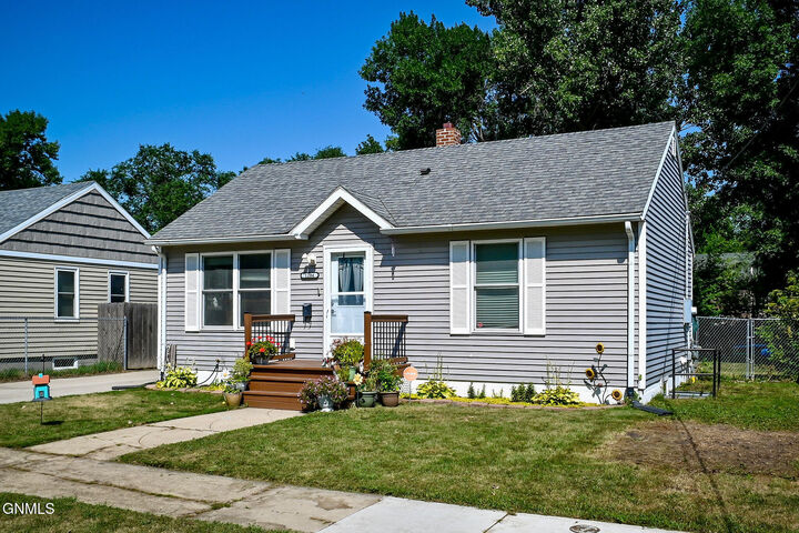Property Photo:  1204 5th Avenue NW  ND 58703 