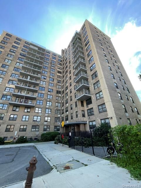 Property Photo:  1966 Newbold Avenue 1004  NY 10472 