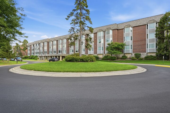 Property Photo:  2500 Windsor Mall 2D  IL 60068 