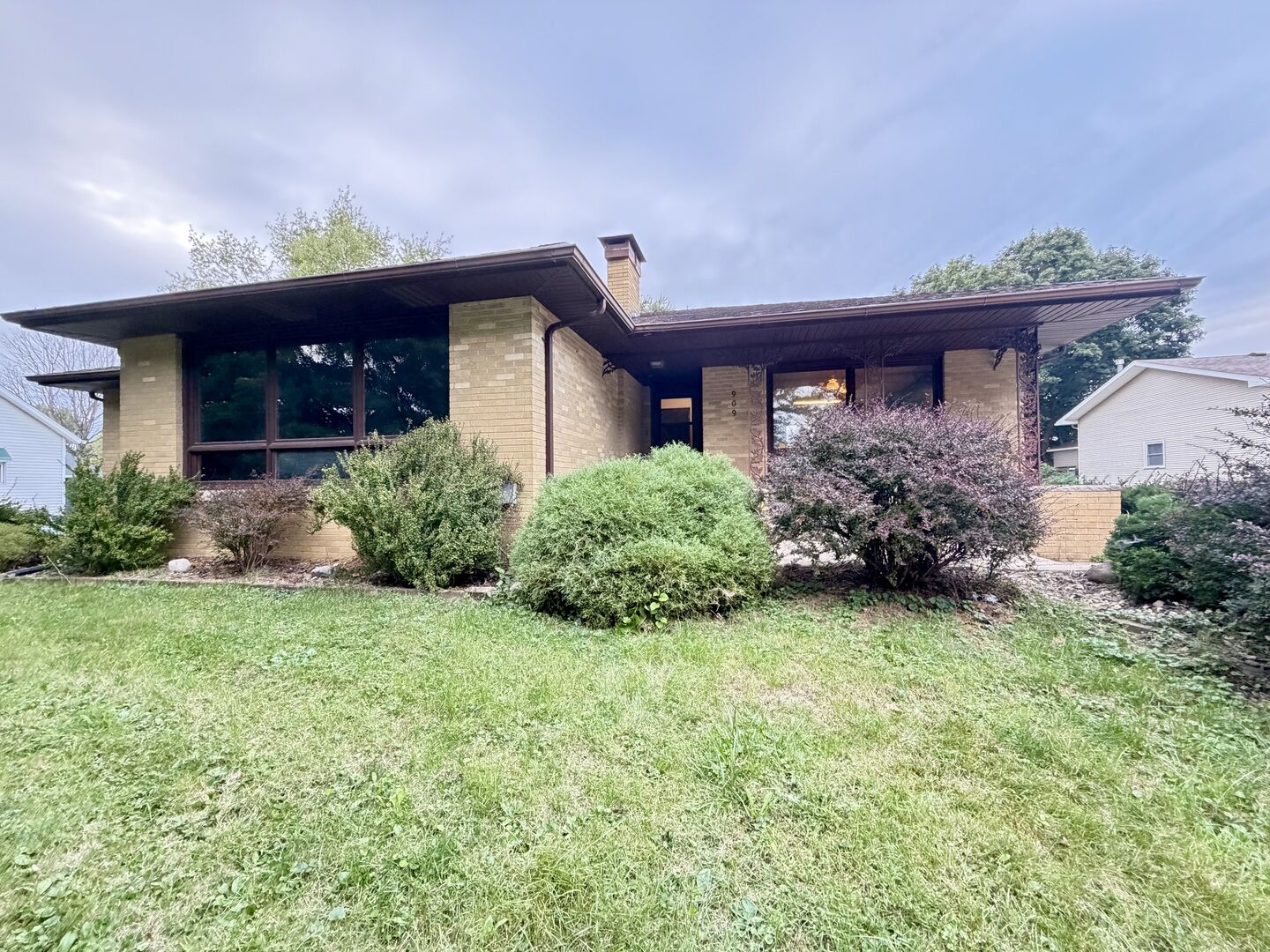 Property Photo:  909 W Washington Street  IL 61727 