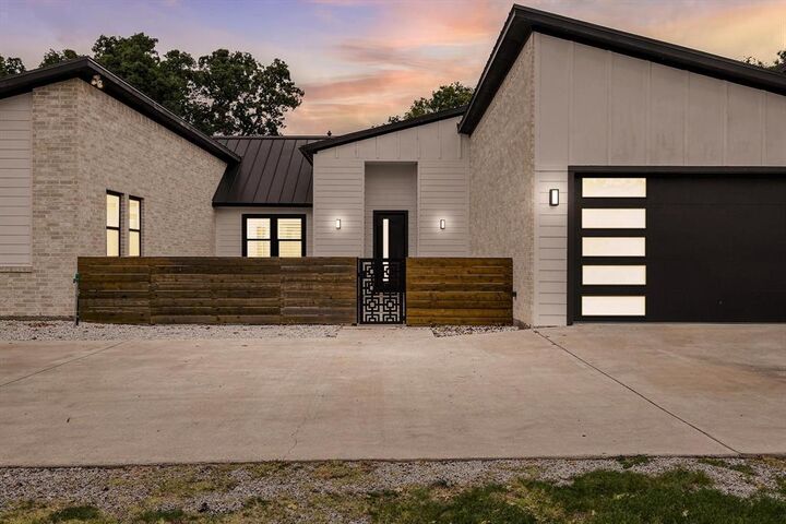 Property Photo:  211 Shahan Drive  TX 76208 