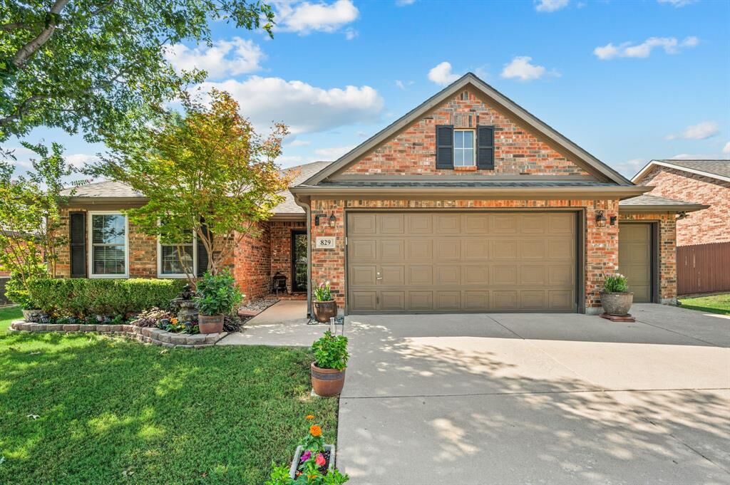 Property Photo: 829 Sequoia Way TX 76131