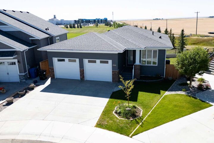 Property Photo: 1044 Caledonia Place W AB T1J 5W1