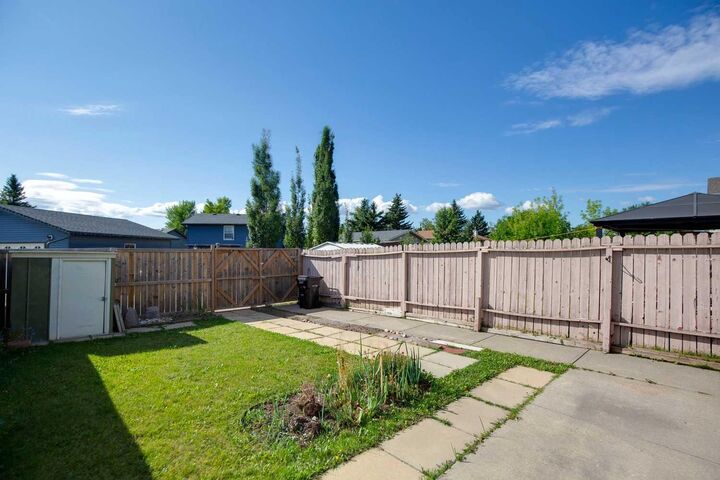 Property Photo: 175 Castleridge Drive NE AB T3J 1P6