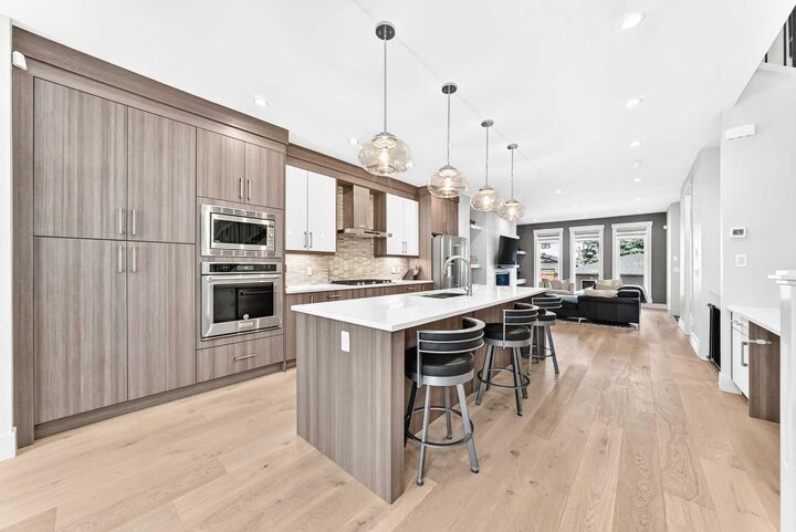 218 26 Avenue NW — photo 1
