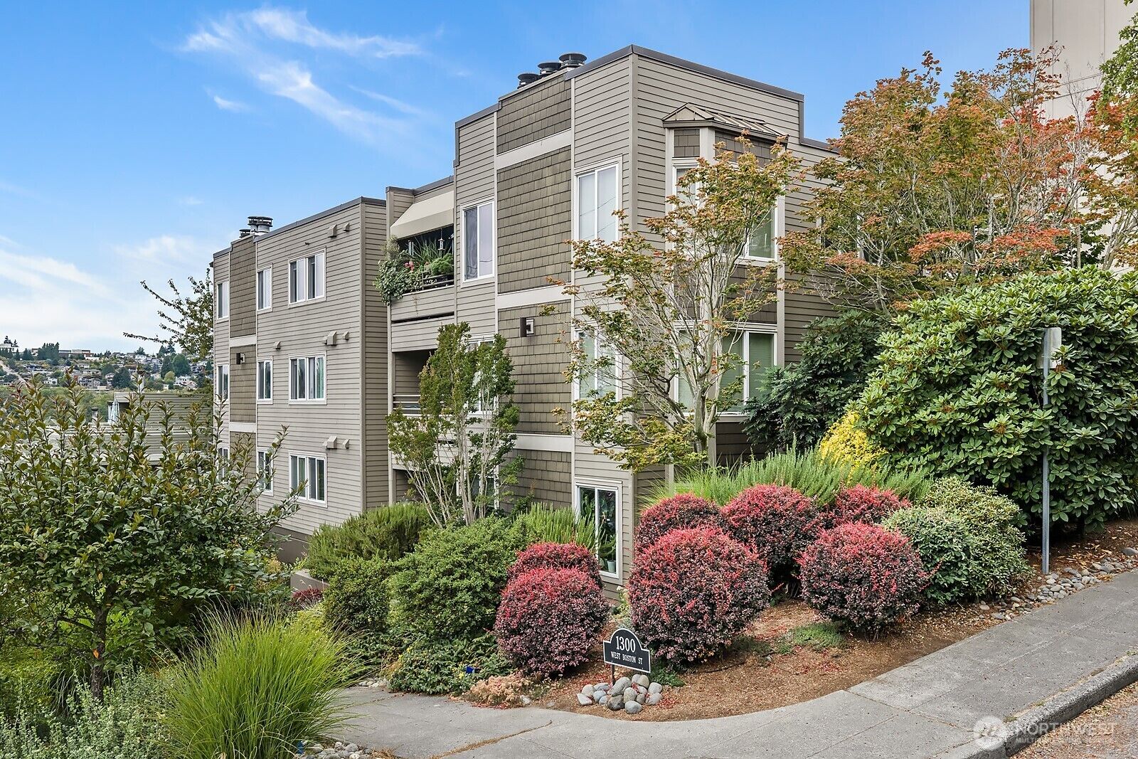Property Photo: 1300 W Boston Street 24 WA 98119