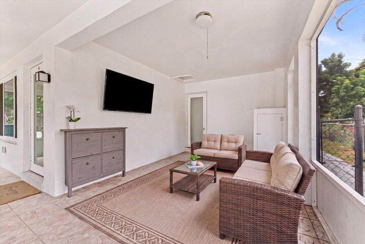 Property Photo:  4641 SW 25th Terrace  FL 33312 