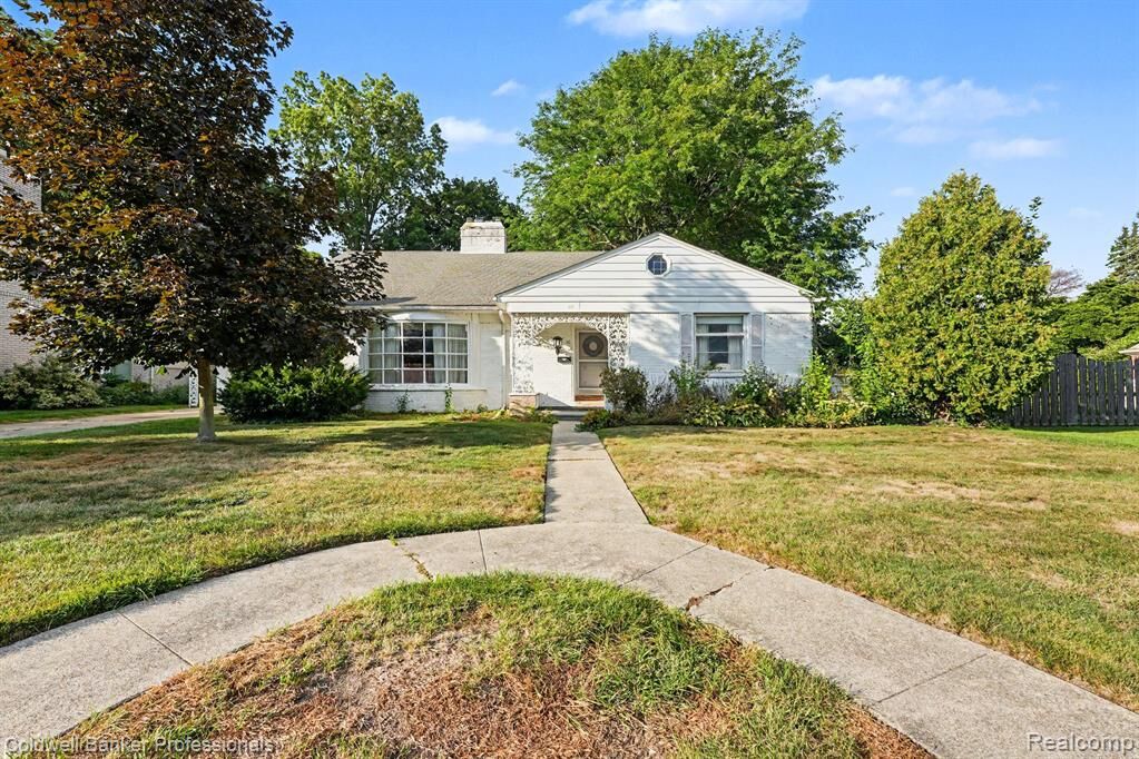 Property Photo:  16 Hawthorne Road  MI 48236 