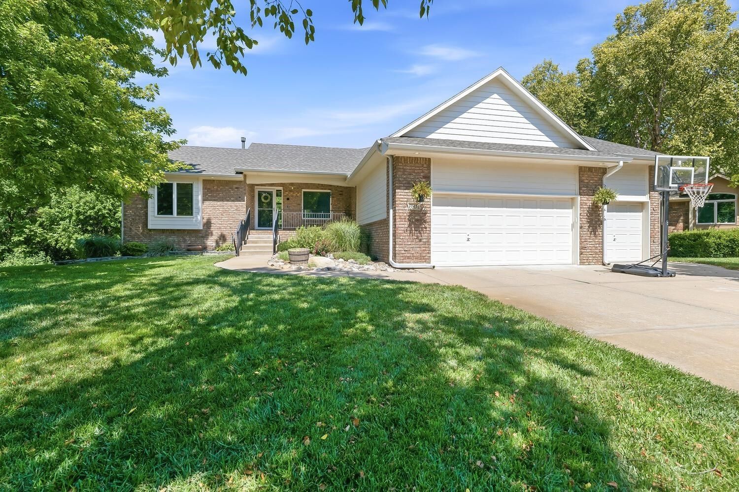 Property Photo: 4845 N Steeds Crossing Cir KS 67219