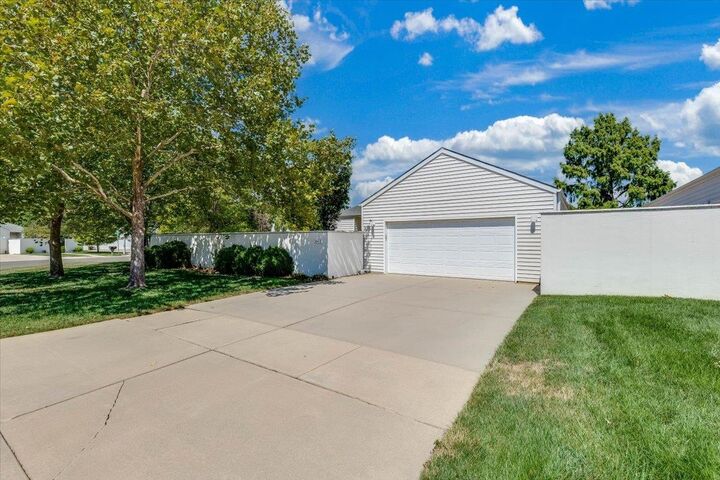 Property Photo:  842 N Glenmoor St  KS 67206 