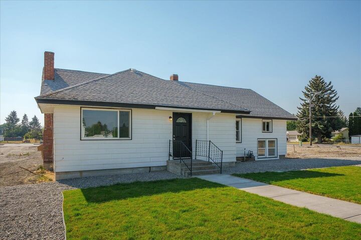 Property Photo:  525 N Long Rd  WA 99016 