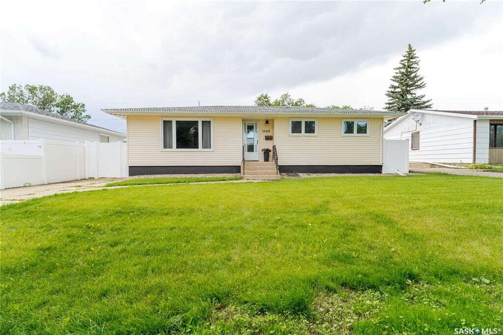 Property Photo:  1048 11th Avenue NW  SK S6H 4L5 
