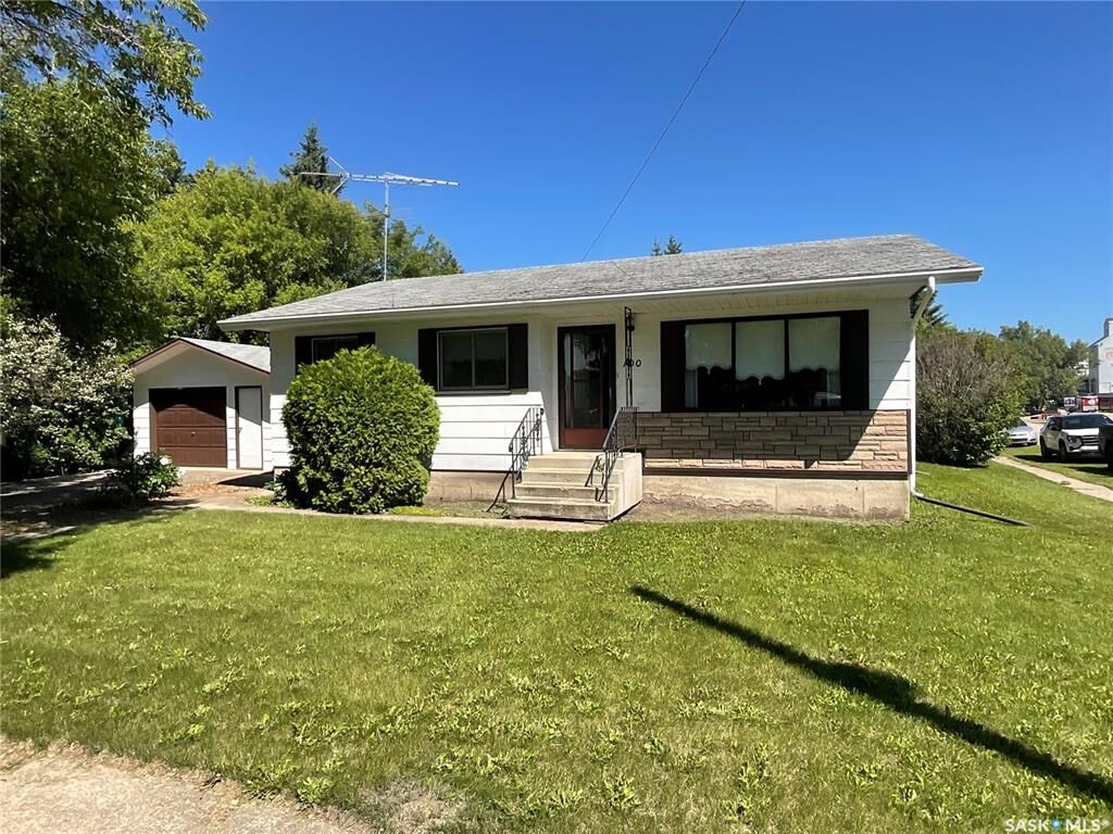Property Photo:  100 2nd Street S  SK S0K 4P0 