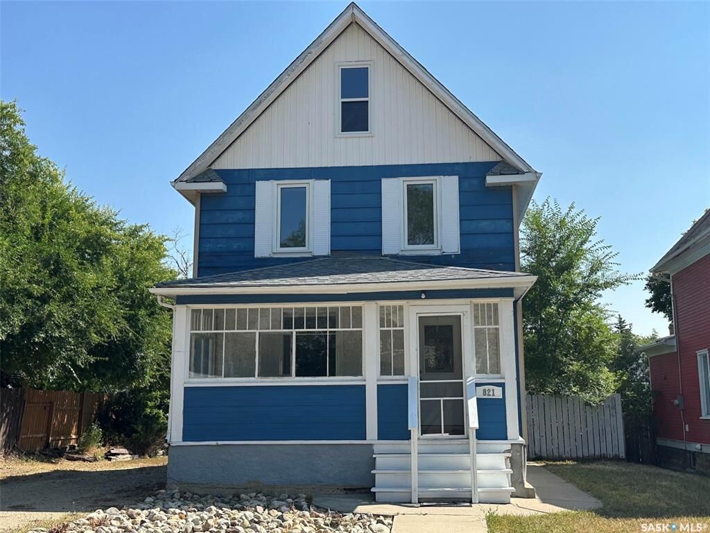 Property Photo: 821 6th Avenue NW SK S6H 4A2