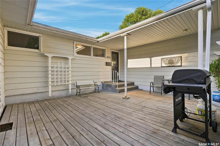 Property Photo:  1626 Uhrich Avenue  SK S4S 4R5 