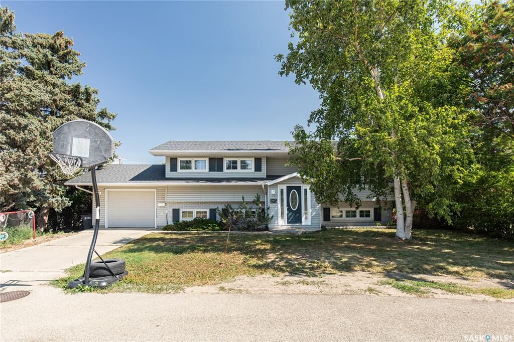 Property Photo:  215 Cedar Crescent  SK S0H 0S0 