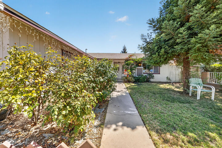 Property Photo:  925 W Maple Avenue  CA 93274 